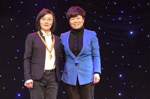 武汉市妇女联合会池源副主席为教育信息技术学院张屹教授颁发“武汉市三八红旗手”